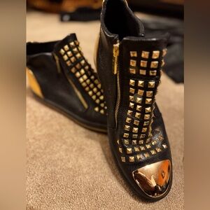 Men’s pleather slide in boots with zipper on side and gold accents